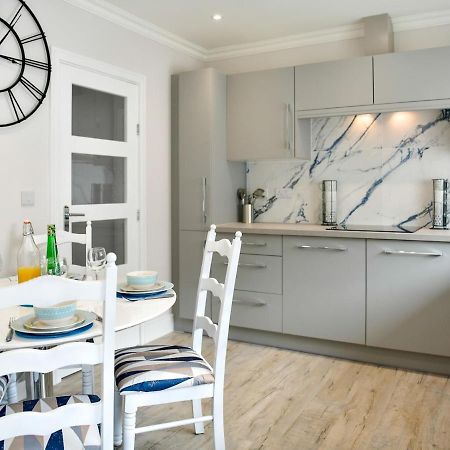 Pass The Keys Newly Refurbished Modern Bungalow - Pets Welcome Villa Swansea Bagian luar foto