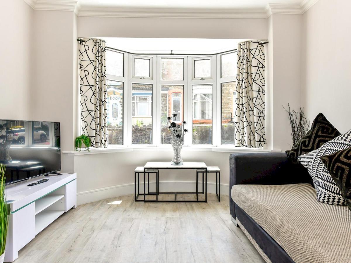 Pass The Keys Newly Refurbished Modern Bungalow - Pets Welcome Villa Swansea Bagian luar foto