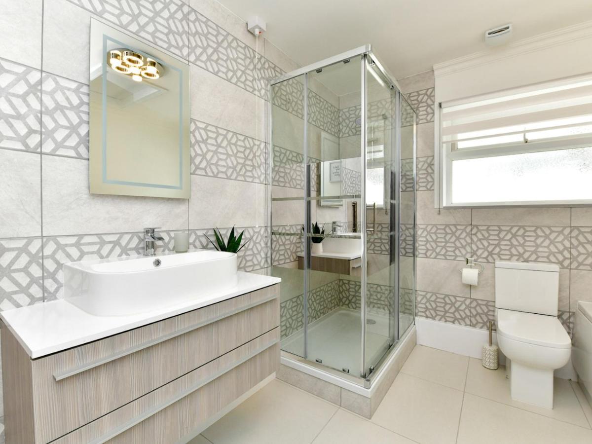 Pass The Keys Newly Refurbished Modern Bungalow - Pets Welcome Villa Swansea Bagian luar foto