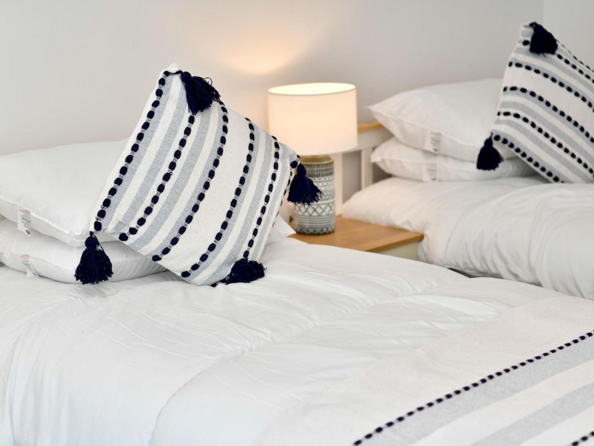 Pass The Keys Newly Refurbished Modern Bungalow - Pets Welcome Villa Swansea Bagian luar foto
