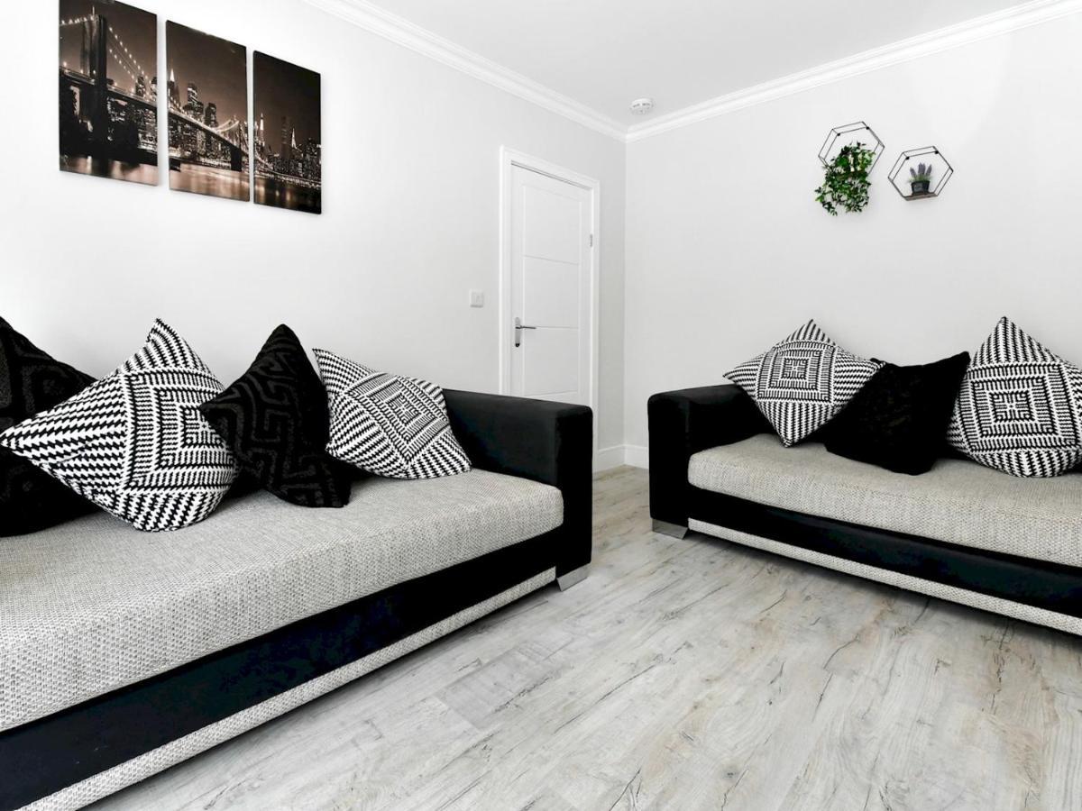 Pass The Keys Newly Refurbished Modern Bungalow - Pets Welcome Villa Swansea Bagian luar foto