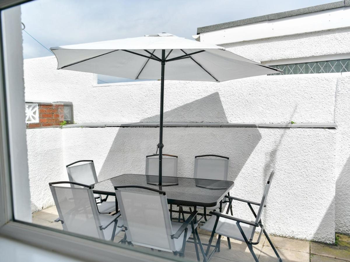 Pass The Keys Newly Refurbished Modern Bungalow - Pets Welcome Villa Swansea Bagian luar foto