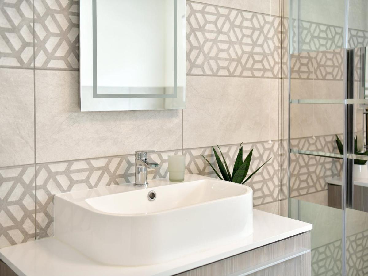 Pass The Keys Newly Refurbished Modern Bungalow - Pets Welcome Villa Swansea Bagian luar foto