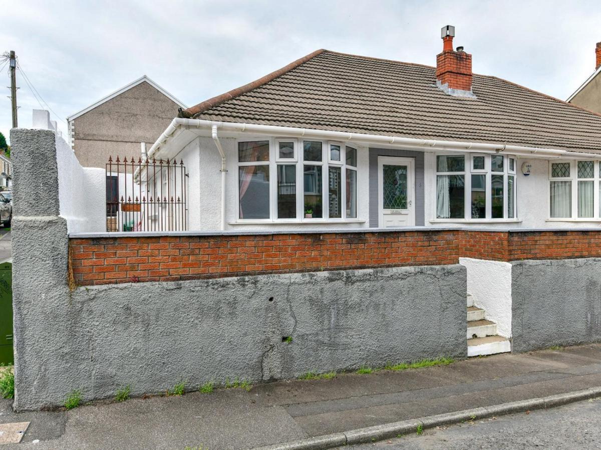 Pass The Keys Newly Refurbished Modern Bungalow - Pets Welcome Villa Swansea Bagian luar foto